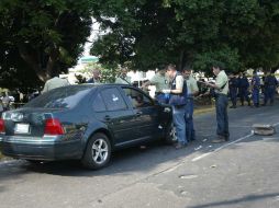Agentes investigadores de la Procuraduría Estatal realizan las investigaciones de campo. ARCHIVO  /