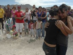 Personas asisten al entierro de Sergio Adrián en el panteón Jardín del Recuerdo. AP  /