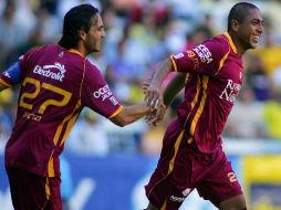 “Tepa” Jiménez (der) celebra un gol anotado en el Bicentenario 2010. MEXSPORT  /