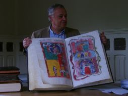 Gonzalo Santonja ha estudiado algunos de los libros que recopilan pergaminos del castellano en España. R.REYES  /