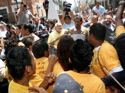 La situación se salió de control justo cuando Moreno Valle salió del inmueble. EL UNIVERSAL  /