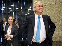 Geert Wilders, líider del antimusulmán Partido para la Libertad, satisfecho en una reunión en La Haya, Holanda. EFE  /