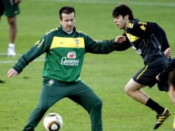 Dunga entrenó junto con sus jugadores como en este caso con Kaká. EFE  /