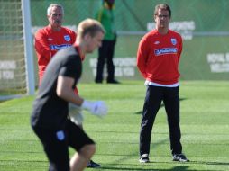 Fabio Capello observa el entrenamiento de uno de los arqueros. AFP  /