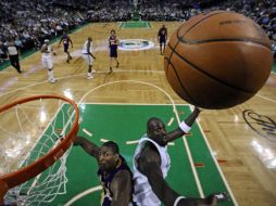 Kevin Garnett de Celtics y Ron Artest de los Ángeles. AFP  /