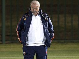 Vicente del Bosque, observa a sus jugadores durante el entrenamiento de hoy. EFE  /