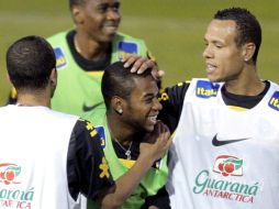 El delantero “Robinho” (centro) bromea con sus compañeros durante el entrenamiento de ayer en Johannesburgo. EFE  /