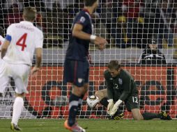 El portero Green no pudo evitar que el balón entrara a su portería. AP  /