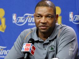 Doc Rivers en rueda de prensa tras una sesión de entrenamiento en el pabellón del TD Gardens. EFE  /
