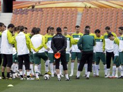 El seleccionador esloveno Matjaz Kek, habla con sus jugadores durante el entrenamiento en el estadio Peter Mokaba. EFE  /