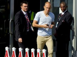 El holandés Arjen Robben llegó ayer al aeropuerto de Johannesburgo. EFE  /