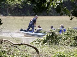 Oficiales emprenden la búsqueda de personas en las aguas del Río Little Missouri, en el Estado de Arkansas. AP  /