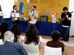 El público disfruto ver cantar a los escritores. EFE  /