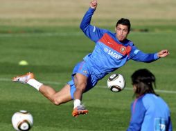 Cristiano Ronaldo intenta una chilena durante el entrenamiento. EFE  /