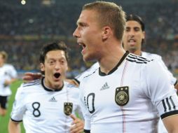 Lucas Podolski celebra su anotación con sus compañeros. EFE  /