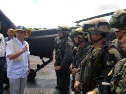 El presidente Alvaro Uribe y las Fuerzas Armadas colombianas. AFP  /