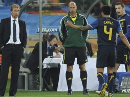 El técnico de la Selección de Australia (izq) tan sólo observa a Tim Cahill después de haber sido expulsado. EFE  /