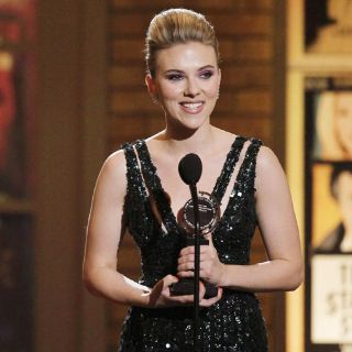 Scarlett Johansson gana su primer ''Tony''