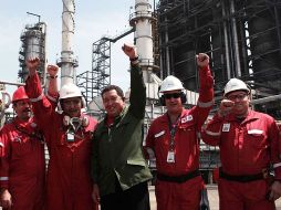 El presidente Hugo Chávez recordó la nacionalización de la Faja del Orinoco con un brazo en alto. AFP  /