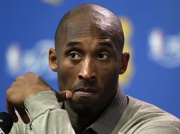 Kobe Bryant expresó su inconformidad con el resultado de Los Ángeles Lakers en una rueda de prensa. AFP  /