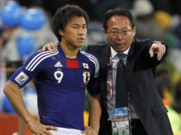 Takeshi Okada busca que su equipo siga mejorando. AP  /