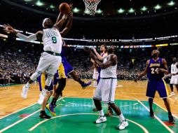 El jugador de los Celtics, Rajon Rondo, salta para encestar ante los Lakers. EFE  /