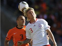 El danés Simon Kjaer (der.) y el holandés John Heitinga se disputan un balón. GETTY IMAGES  /