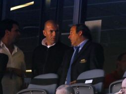 Zinedine Zidane platica con Platini en el medio tiempo del partido entre Holanda y Dinamarca. AFP  /