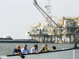 Barack Obama pasa por una torre de perforación de gas, mientras viaja en ferry hacia la Isla de Dauphin, Alabama. REUTERS  /