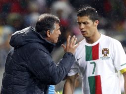Carlos Queiroz le da indicaciones a Cristiano Ronaldo. REUTERS  /