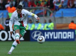 Cristiano Ronaldo al momento de disparar un balón. AFP  /