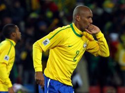 El brasileño Maicon festeja su anotación en el encuentro ante Corea del Norte. NOTIMEX  /