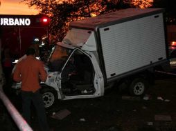 Tras el impacto, el vehículo quedó prácticamente abrazando el árbol. M. PATIÑO  /