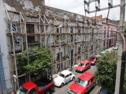 Sobre la calle Reforma, a su cruce con Pedro Loza, se ubica esta finca apuntalada para evitar que colapse. A. CAMACHO  /