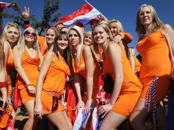 Un grupo de jóvenes holandesas fueron retenidas por la Policía sudafricana por vestir minifalda color naranja. GETTY IMAGES SPORTS  /