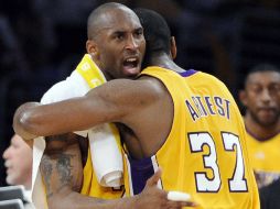 Ron Artest y Kobe Bryant festejan el triunfo en el sexto juego. AP  /