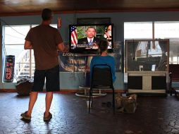 Residentes de la comunidad de Grand Island, afectados por la fuga de crudo, siguen el mensaje del mandatario estadounidense. AFP  /