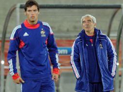 Raymond Domenech observa el entrenamiento de su equipo. AFP  /