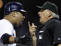 El catcher venezolano Yorvit Torrealba de los Padres de San Diego (izq.), discute con el umpire. REUTERS  /