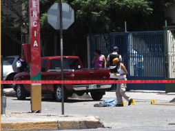 Peritos revisan el lugar donde ejecutaron a cuatro hombres y dos mujeres, cuando salían de un centro de rehabilitación. EL UNIVERSAL  /