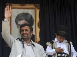 El presidente de Irán, Mahmoud Ahmadinejad, saluda en un mitin al sur de la capital iraní. AP  /