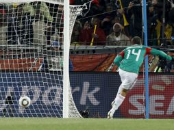 Acción del gol del 'Chicharito' Hernández.  /