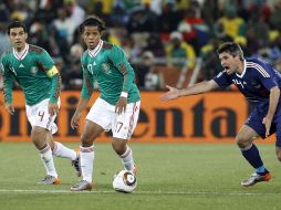 Cuauhtémoc Blanco festaja el segundo gol de la Selección mexicana mientras que Hugo Lloris se lamenta. EFE  /