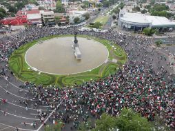 La glorieta de La Minerva fue el centro de concentración de miles de tapatíos para festejar el triunfo del Tri. A. CAMACHO  /