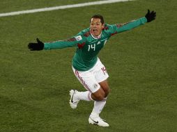 Javier Chicharito Hernández celebra la primera anotación del Tri ante Francia, que significó el gol 50 para México en mundiales. AP  /