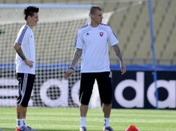 Los jugadores eslovacos, Marek Hamsik (izq.) y Martin Skrtel durante el entrenamiento de Eslovaquia. EFE  /
