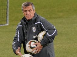 El técnico de la Selección de futbol de Uruguay, Oscar Washington Tabárez durante un entrenamiento del equipo. AFP  /