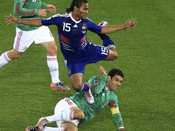 Rafael Márquez 'barre' sobre Florent Malouda, quien dramáticamente cae al cesped. REUTERS  /