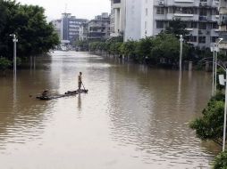• Un hombre navega en una calle del barrio de Guilin, en la región autónoma de Guangxi Zhuang. AP  /