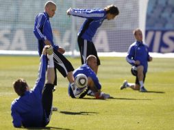 Los paraguayos se preparan en sus entrenamientos esperando realizar un buen partido ante Eslovaquia. REUTERS  /